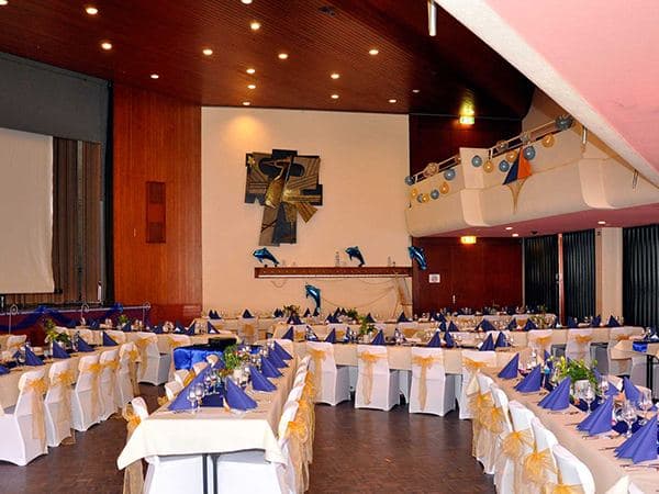 La grande salle dressée pour un banquet