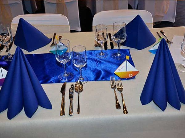 Tables nappées et serviettes bleues