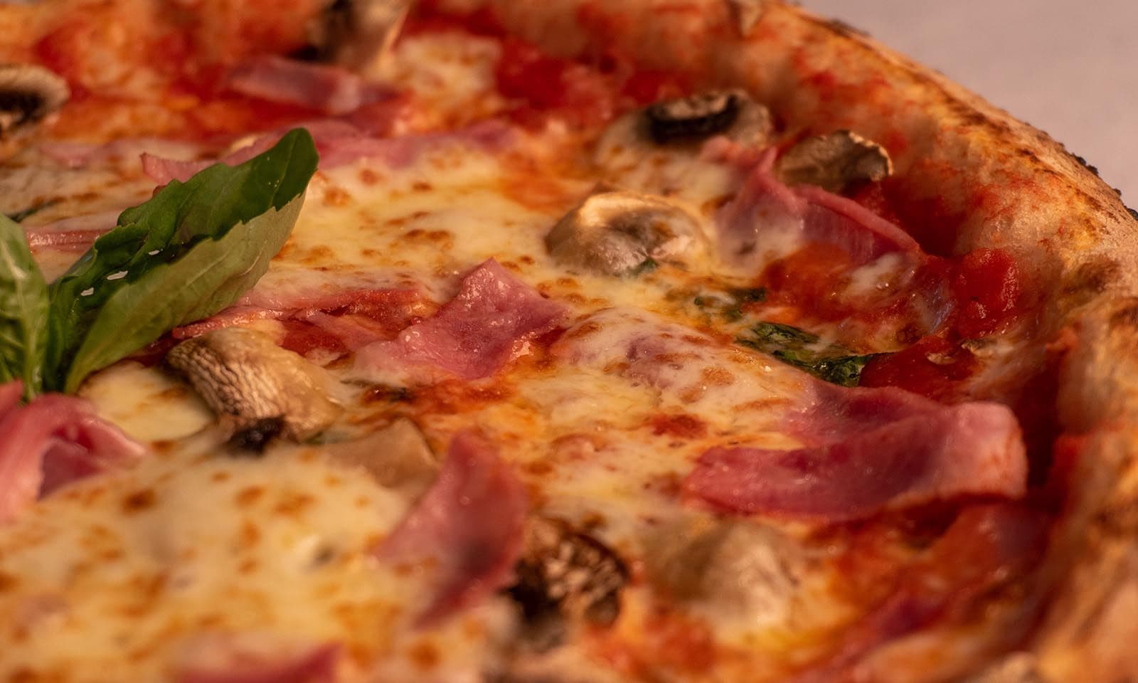 Pizza au jambon et champignons
