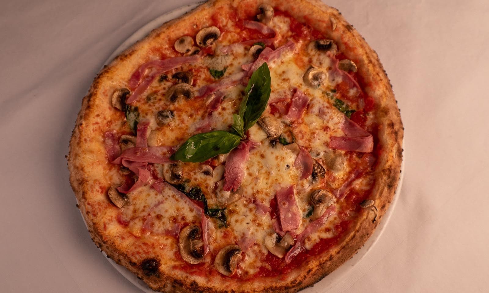 Pizza aux olives et jambon