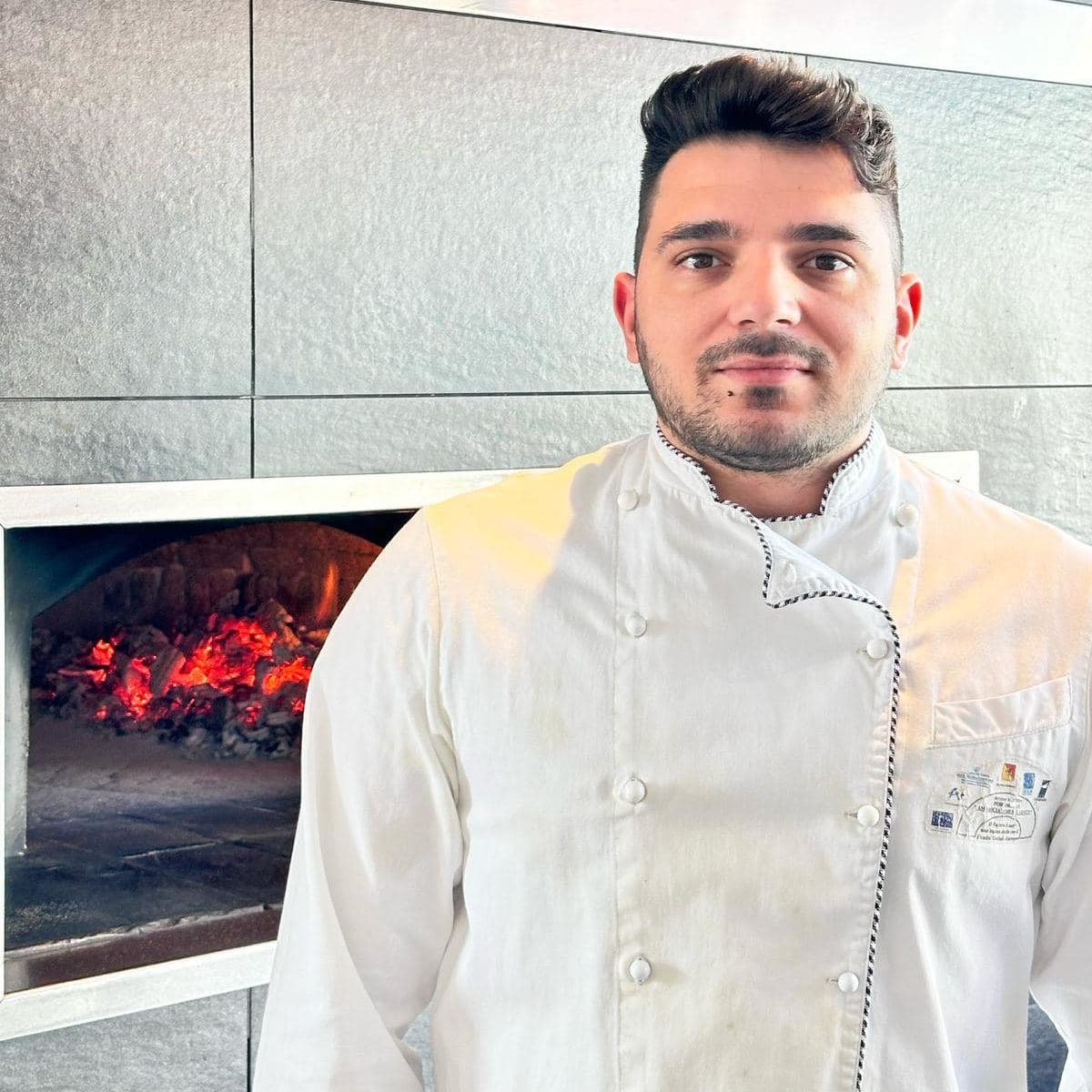 Le pizzaiolo devant le four à bois de l'Hôtel de Ville